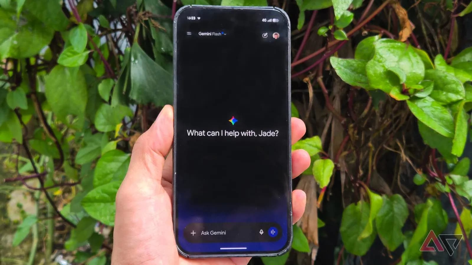 اپ جمینای روی گوشی با منوی انتخاب مدل Gemini Flash در بالای صفحه و نوار Ask Gemini — عکس Android Police