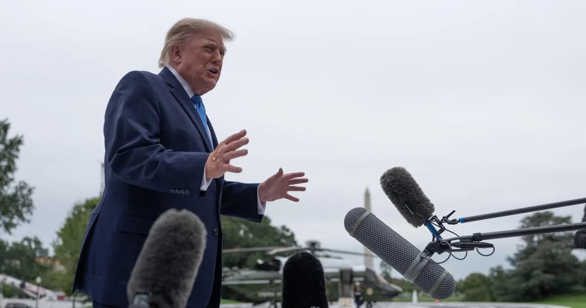 دونالد ترامپ در محوطهٔ کاخ سفید مقابل میکروفون خبرنگاران — عکس خبری CBS News/Getty برای خبر نیروی ابرهوش، ۴ اکتبر ۲۰۲۶