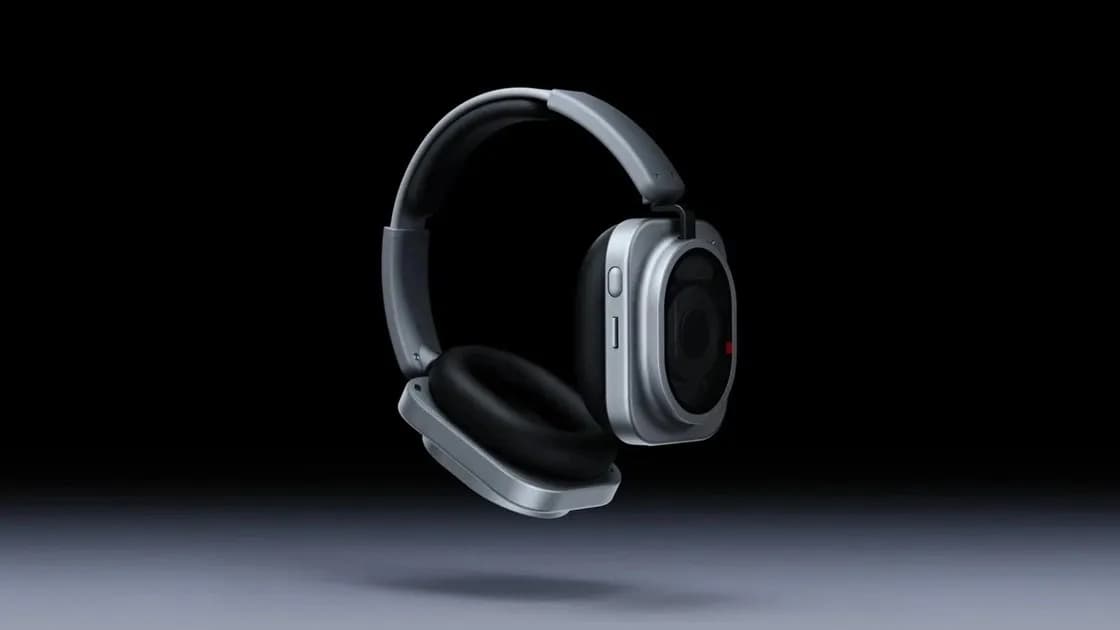 عکس رسمی مطبوعاتی ناتینگ از هدفون سفید Headphone (1) Pro روی پس‌زمینه تیره
