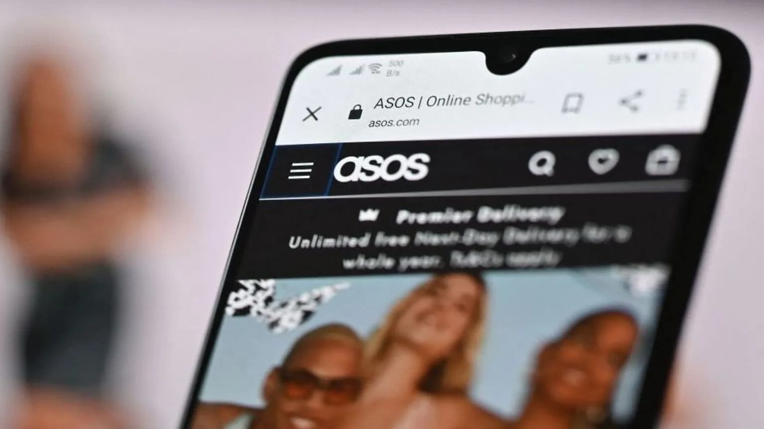 سایت ASOS روی صفحهٔ گوشی هوشمند — تصویر اصلی BBC News (Getty Images) برای خبر هک اپ ASOS و پیام تهدید هکرها