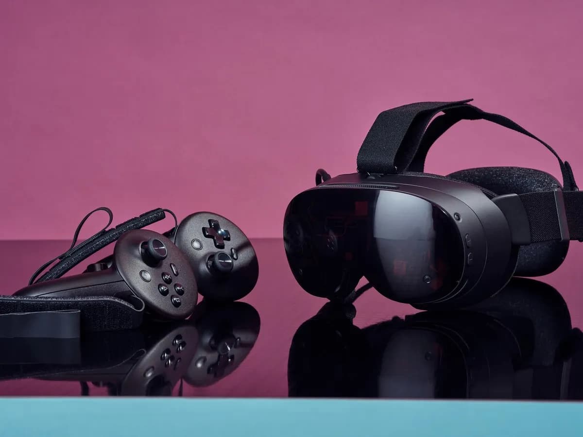 هدست Steam Frame ولو — عکس محصول The Verge توسط Kelsey McClellan از پوشش قیمت و رزرو سپتامبر ۲۰۲۶