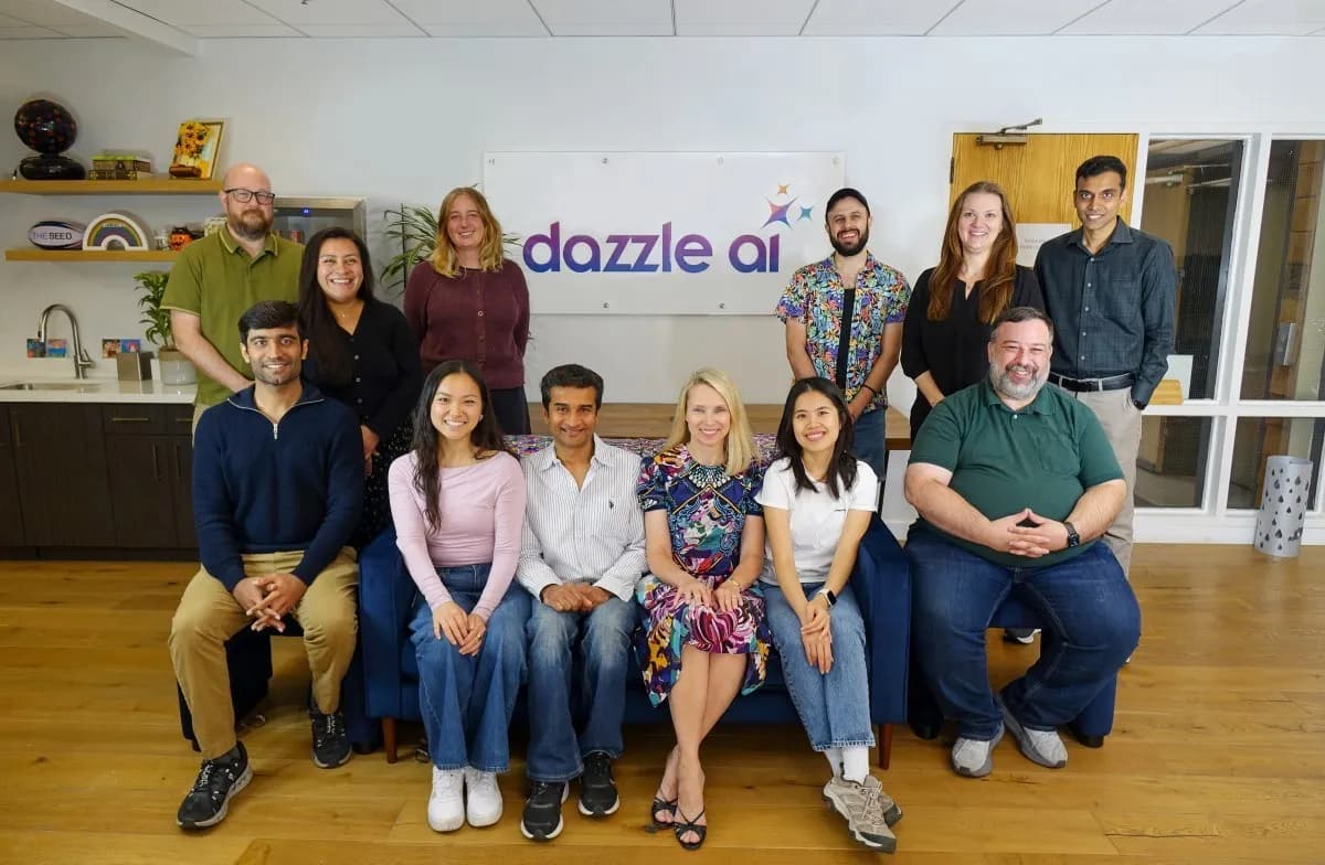 عکس تیمی Dazzle AI در پوشش TechCrunch از معرفی دستیار شخصی ماریسا مایر