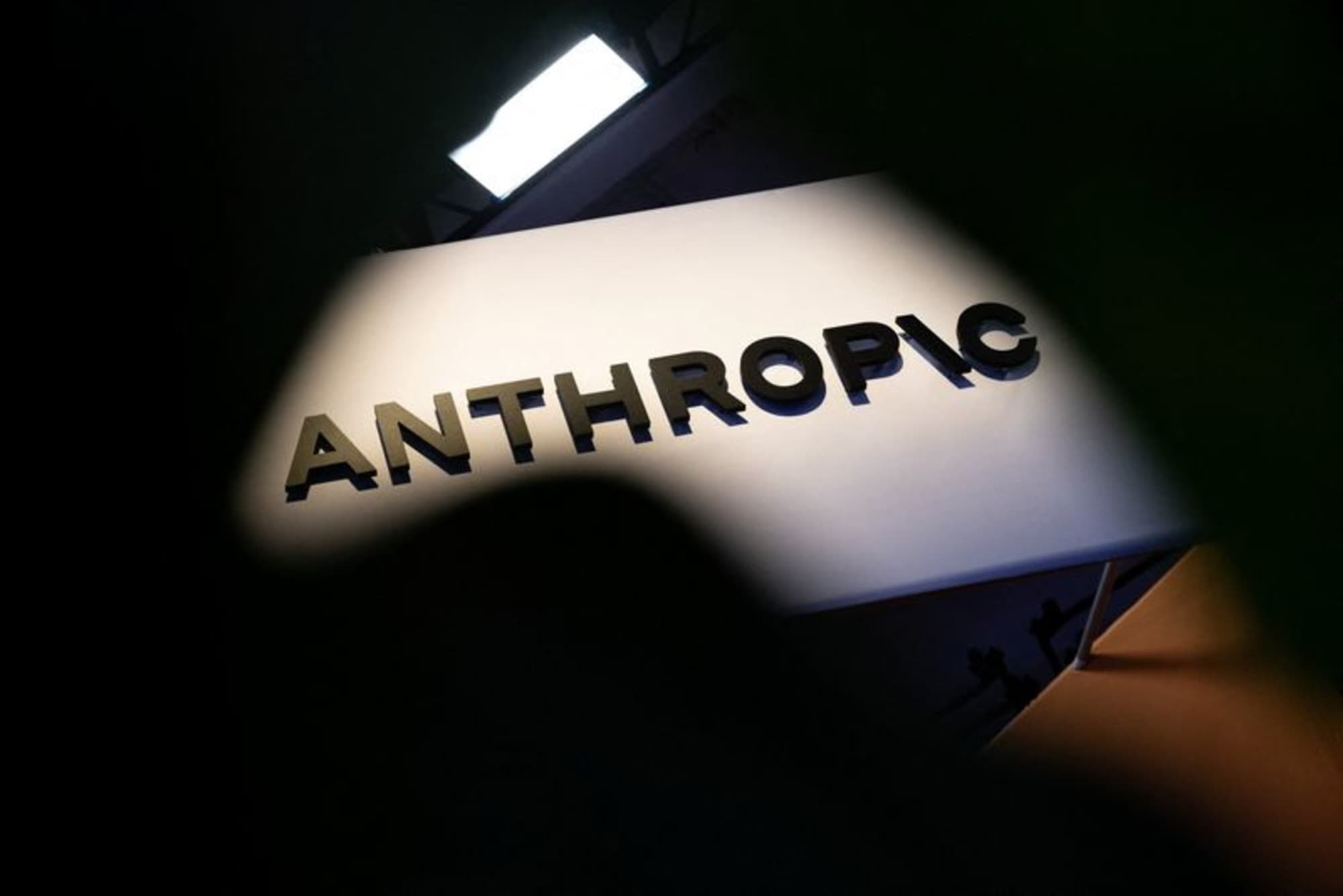 لوگوی Anthropic در رویداد فناوری — عکس رویترز از پوشش آزمایشگاه بیولوژی