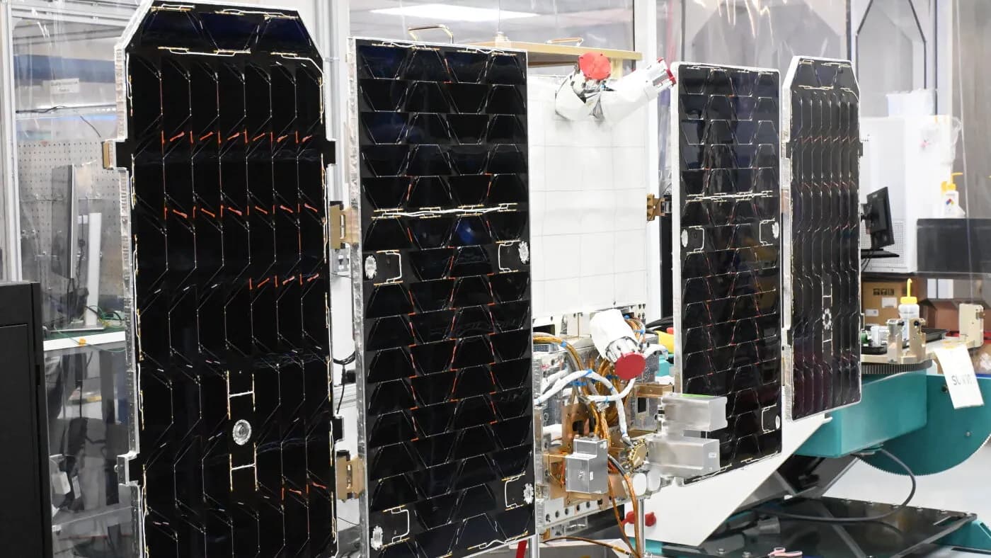 نمونهٔ ماهوارهٔ Project Suncatcher در تأسیسات Planet Labs در سانفرانسیسکو؛ عکس NPR / Planet Labs PBC، ۱ اکتبر ۲۰۲۶