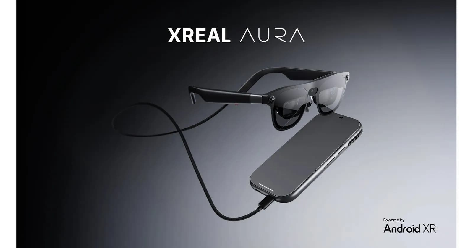 تصویر رسمی XREAL AURA؛ عینک تیرهٔ Android XR که با کابل به پَک محاسباتی جیبی وصل شده است
